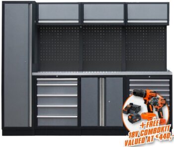 workshopinrichting-met-zwarte-achterwand-en-rvs-werkblad-met-gereedschap
